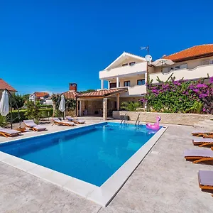 Merita With Pool Appartement Sveti Filip i Jakov